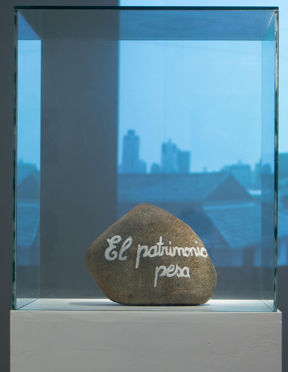 El patrimonio pesa, Perla Ramos, 2017. Apropriação, 12.8 x 24 x 14 cm, pedra patrimonial pintada.