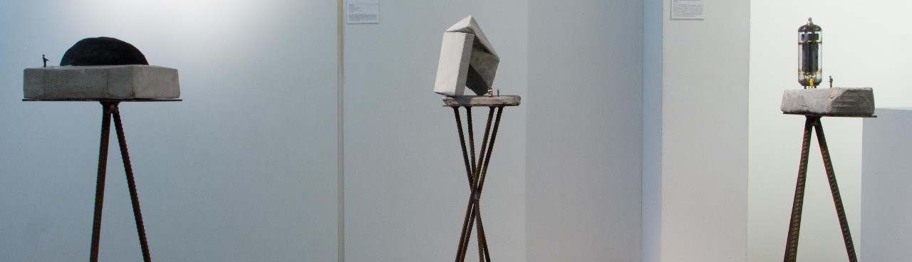 Les traigo la modernidade, Pavel Ferrer, 2018. Esculturas, 13 x 14, 5 x 14 cm, 20 x 8,5 x 16 cm, 21 x 10 x 7cm, concreto, plástico e válvula sobre bases de ferro_