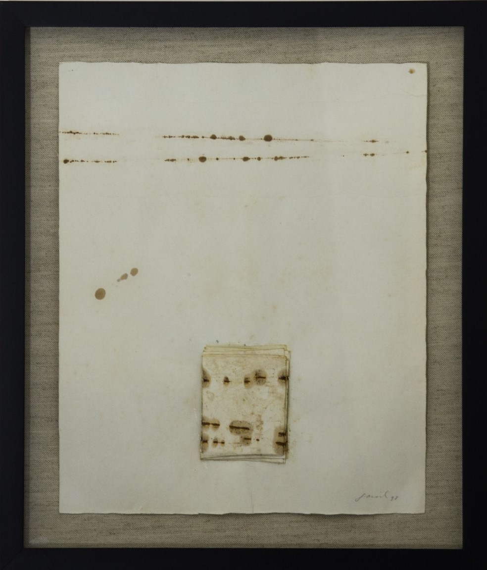 Cicatriz, Paulo Gaiad, 1998. Papel filtro e marca de arame oxidado sobre papel, 42x49cm.