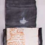 Cicatriz, Paulo Gaiad, 1998. Tinta, papel filtro, marcas de arame oxidado, chumbo, 19x39x5cm.