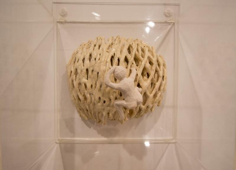 Enredo (detalhe), 2018. Cerâmica e acrílico, 160x13cm.
