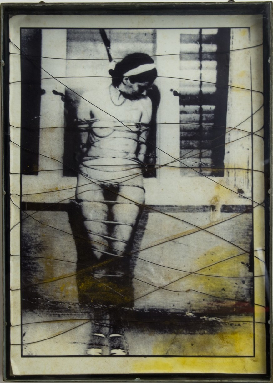 Estudo preparatório para a Divina Coméria - Intolerância [Sara], Paulo Gaiad, 2001. Fotografia, arame, pigmento e vidro em caixa de ferro, 55,5x77,5cm.