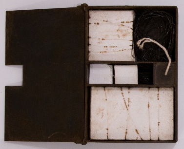 Receptáculo da memória - cicatrizes, Paulo Gaiad, 2000. Papel filtro, marcas de arame oxidado em caixa de ferro, 39x30cm.