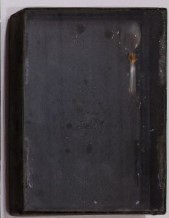 Receptáculo da memória de Branca Tomie, Paulo Gaiad, 2002. Colher, xarope e vidro em caixa de ferro, 15x20cm.