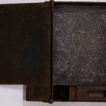 Receptáculo da memória - dor, Paulo Gaiad, 2000. Alfinetes, palitos de madeira, pregos, tela de arame e fogareiro em caixa de ferro, 40x29cm.