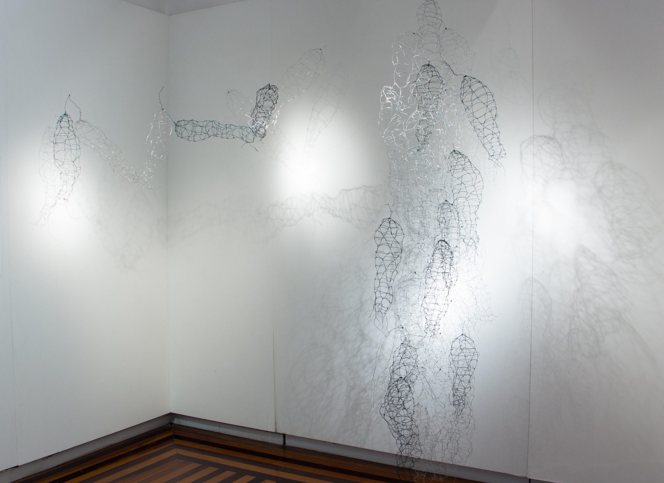 Corpolinha, Anna Moraes, 2019. Instalação em arame, 50x20x15cm e 70x130x45cm.