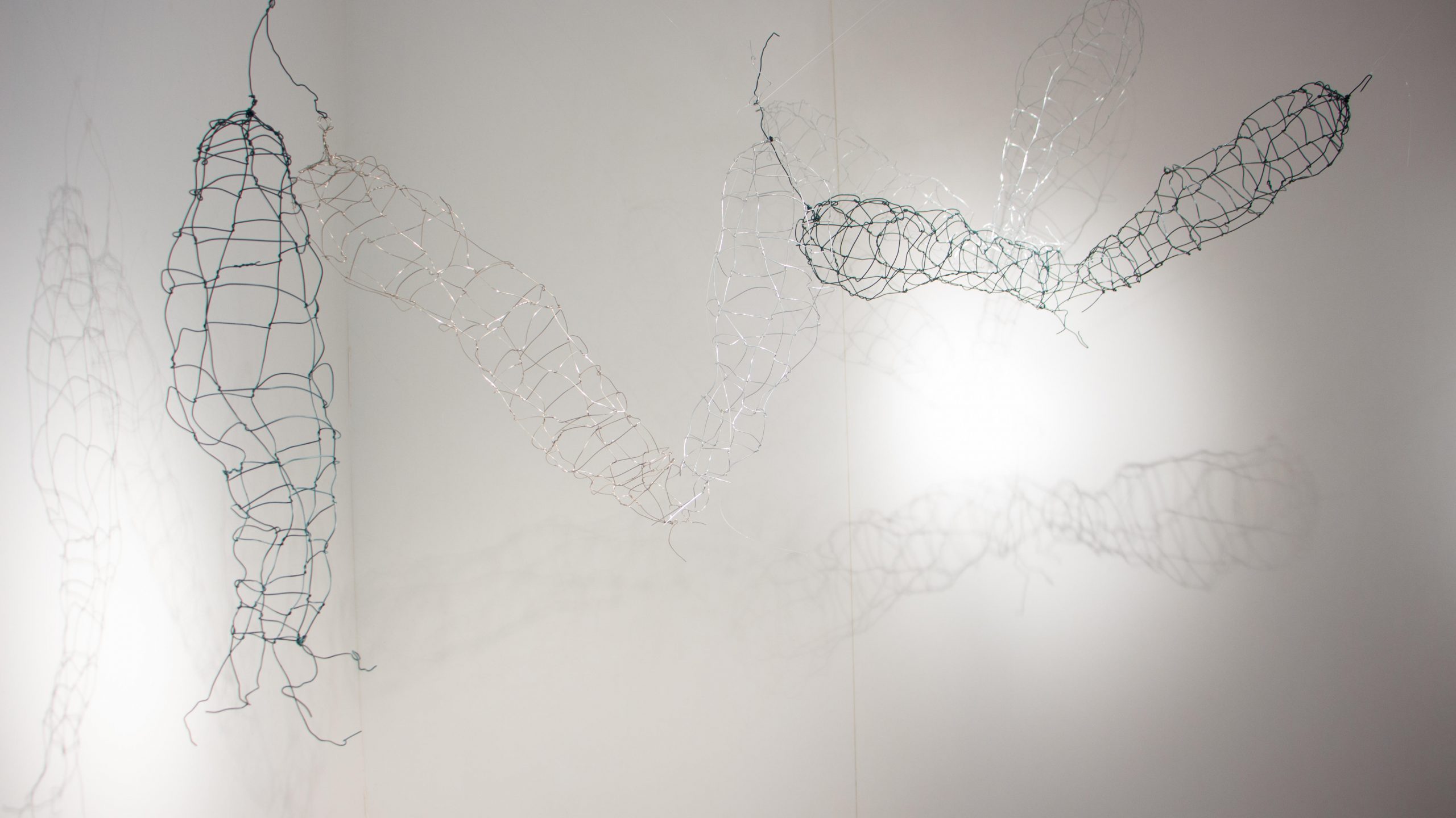 Corpolinha, Anna Moraes, 2019. Instalação em arame, 50x20x15cm.