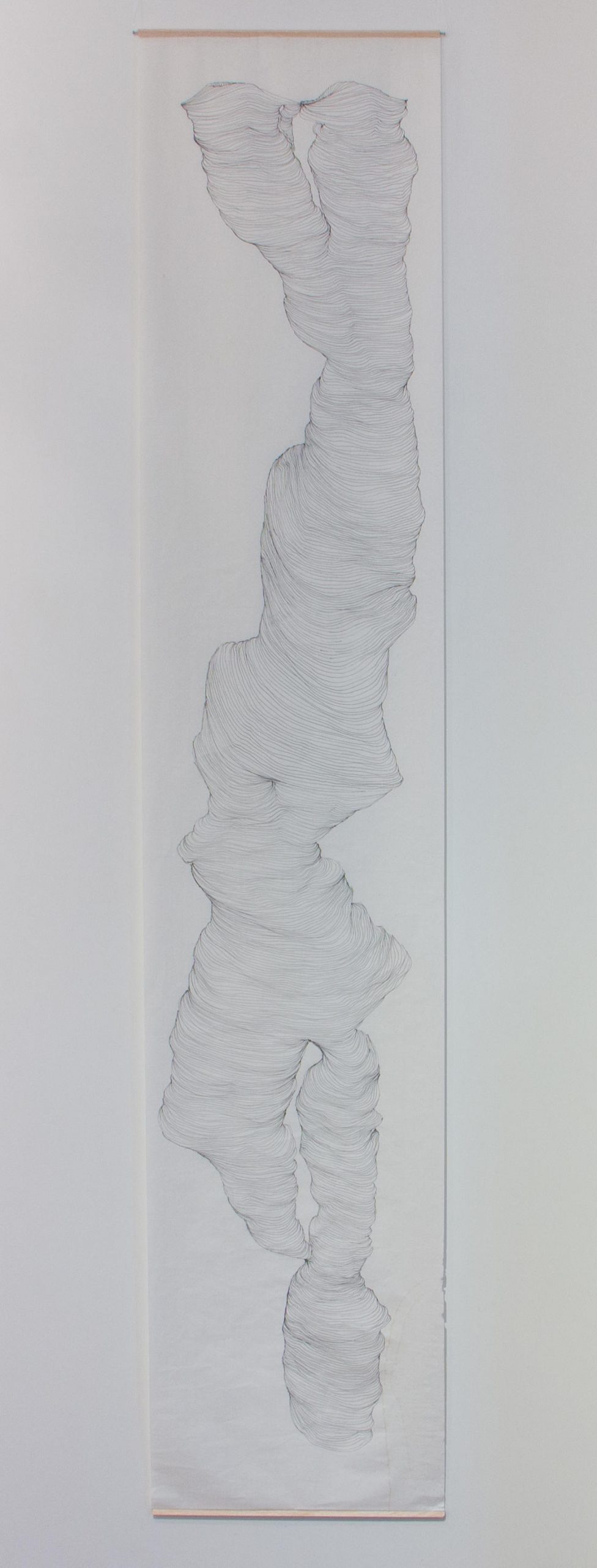 Corpolinha totem, Anna Moraes, 2018. Desenho, caneta nanquim sobre papel de arroz, 40x210cm.