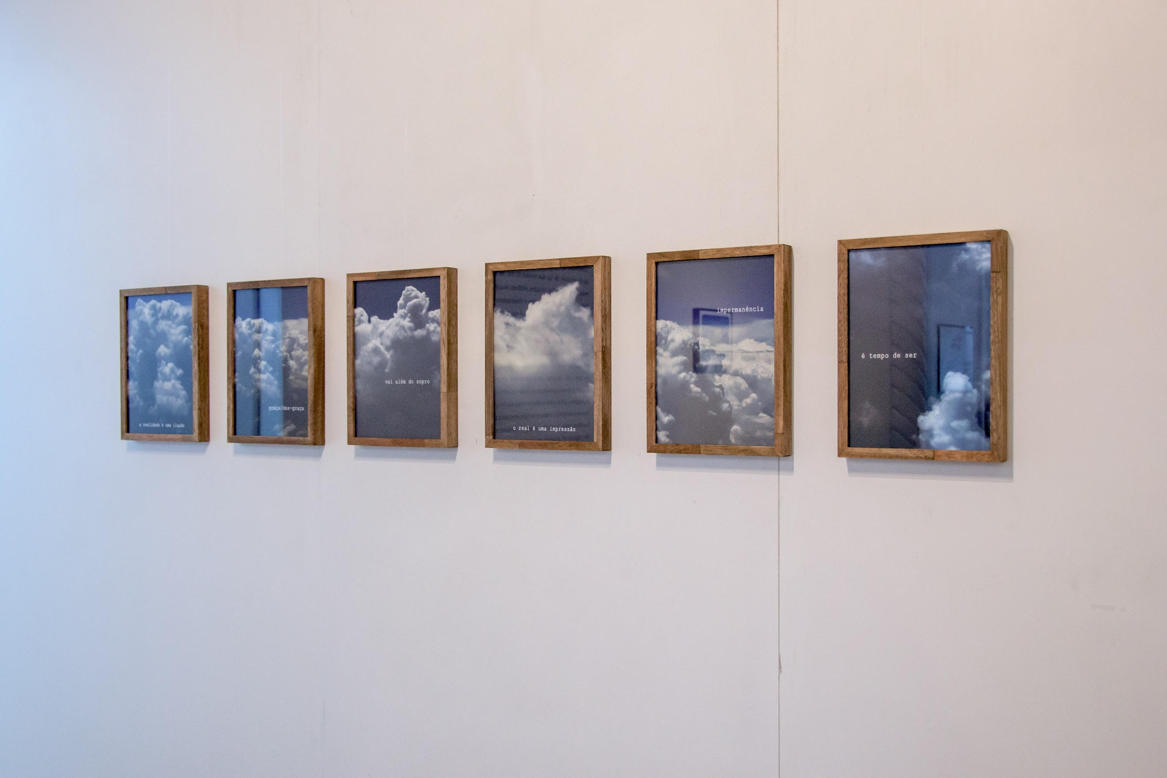 Exposição Ensaio sobre as nuvens, de Janaina Schvambach.