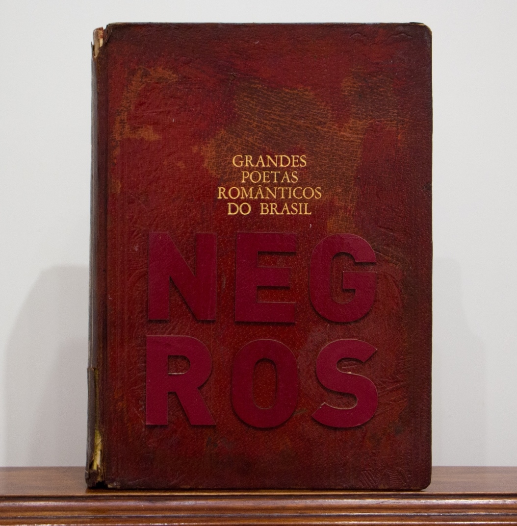 Grandes Poetas Românticos do Brasil – Negros, 2019. Objeto, livro colado e inserido com palavra NEGROS, 1de 1, 39x24x10cm.