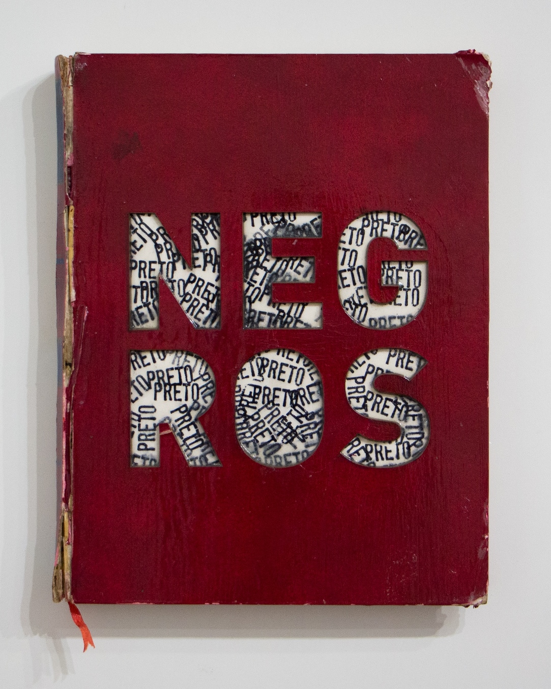 Historia da Arte – Negros/Pretos, 2019. Objeto recorte, livro cortado a laser e carimbado com a palavra PRETO, 30x23x2,5cm.