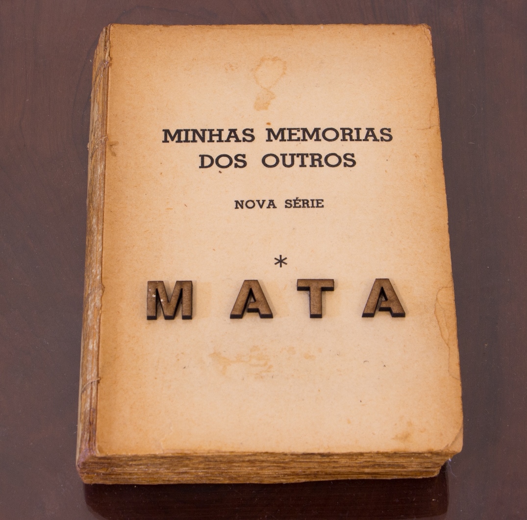 Minhas memórias dos outros, 2019. Objeto, livro colado e letras de madeira formando a palavra MATA, 19x13x3cm.