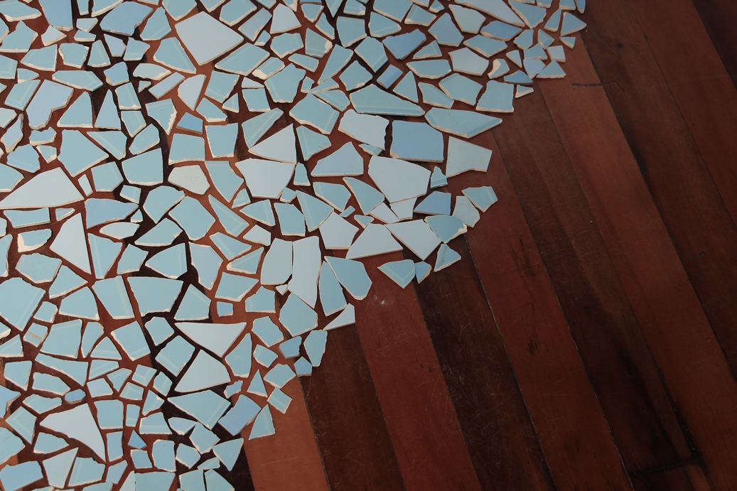 Azulejo (detalhe), Diego Passos, 2012. Instalação com fragmentos de azulejos azuis encontrados, dimensões variáveis. 