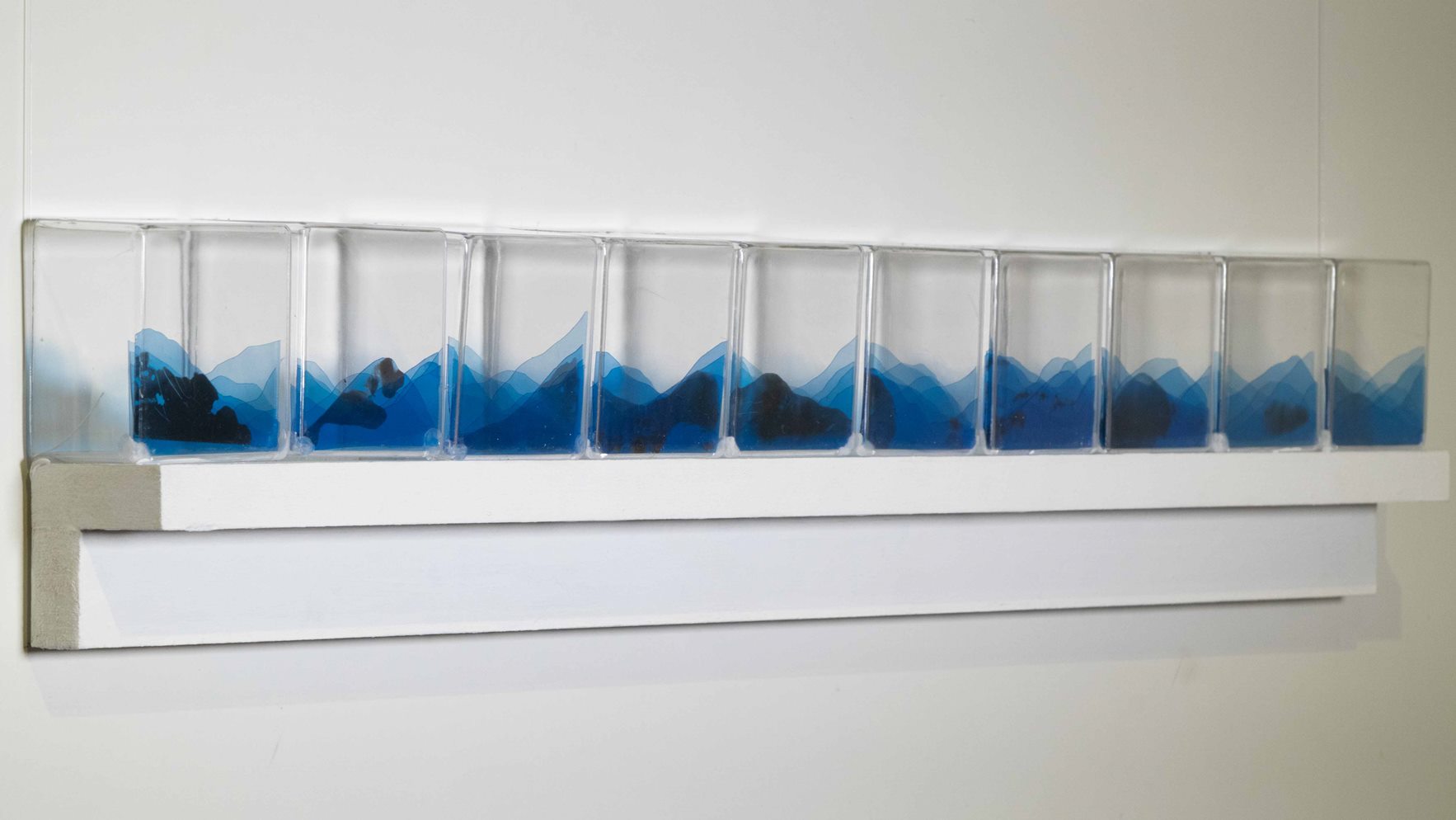 Série Micropaisagens, Anna Moraes, 2020. Chapa de raio x e acrílico, 70x15x5cm.