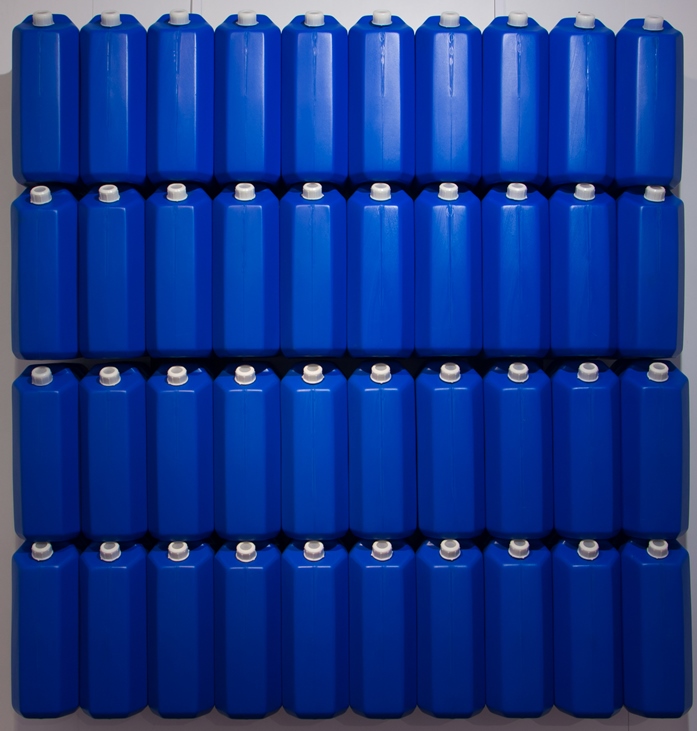 Sem título, 1989. 40 Galões azuis e suporte interno de ferro, 210x210x36cm. Acervo Instituto Schwanke.