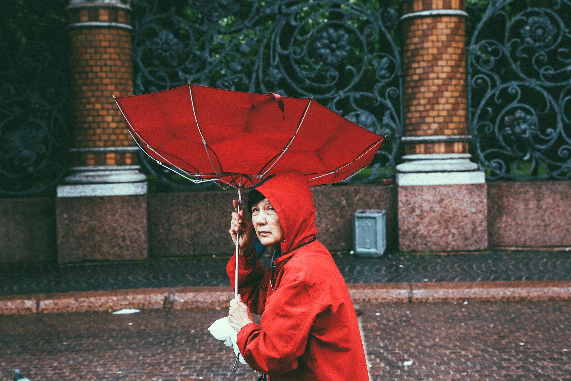 A mulher de vermelho, Série РОССИЯRUSSIA, 2018. Fotografia, papel Huhnemühle Photo Rag 308g 100% algodão, impressão Pigmentação mineral Canon Lucia Pro, 150x100cm. 