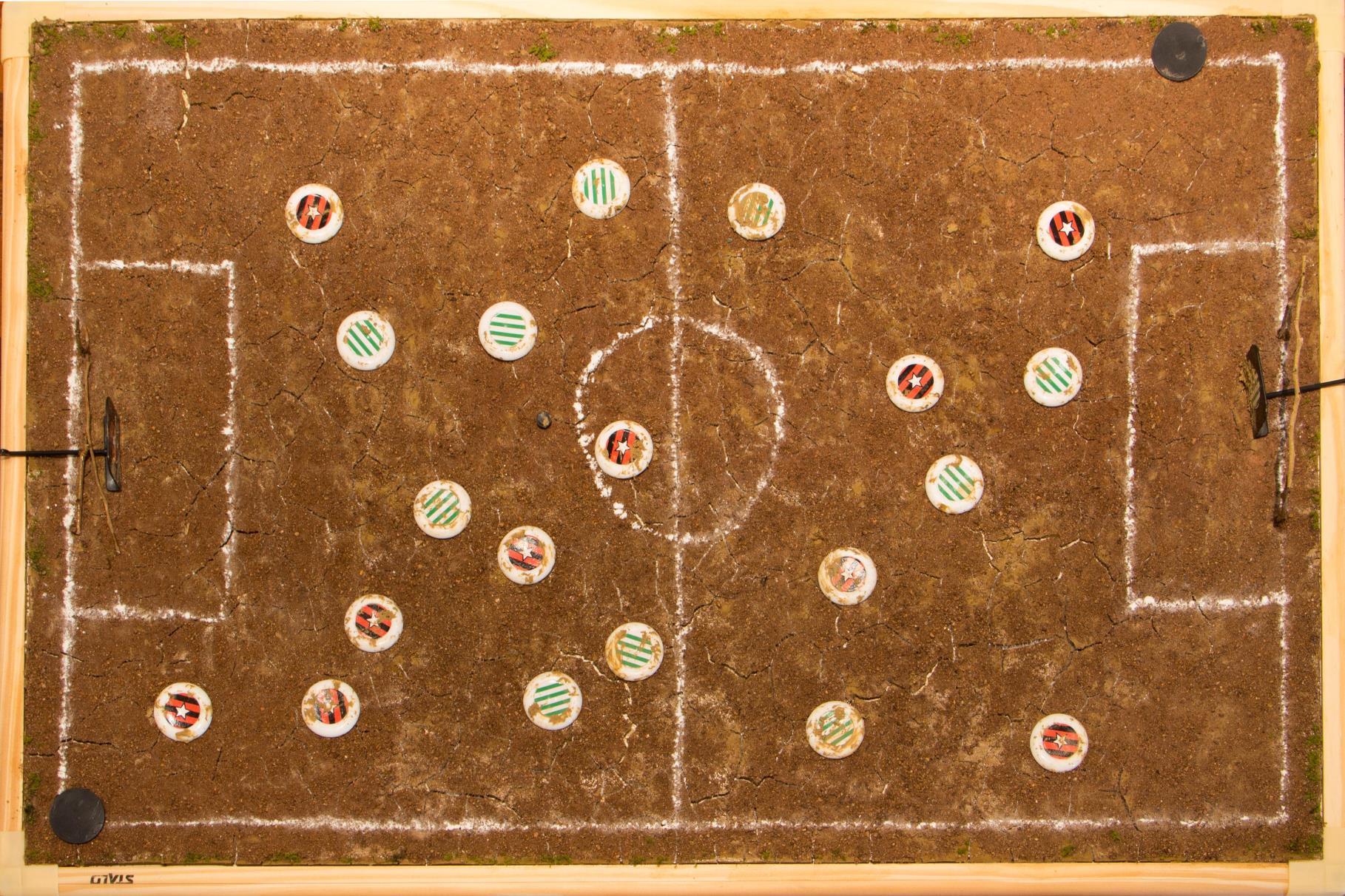 Futebol de várzea, Cyntia Werner, 2019. Mesa e jogadores de futebol, 90x60cm.