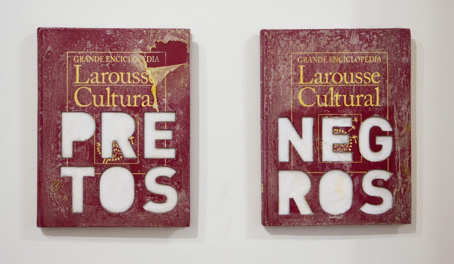 Grande Enciclopédia Larousse Cultural -NEGROS-PRETOS, 2018. Objeto - díptico, livros cortados a laser, 30x22x3cm cada.