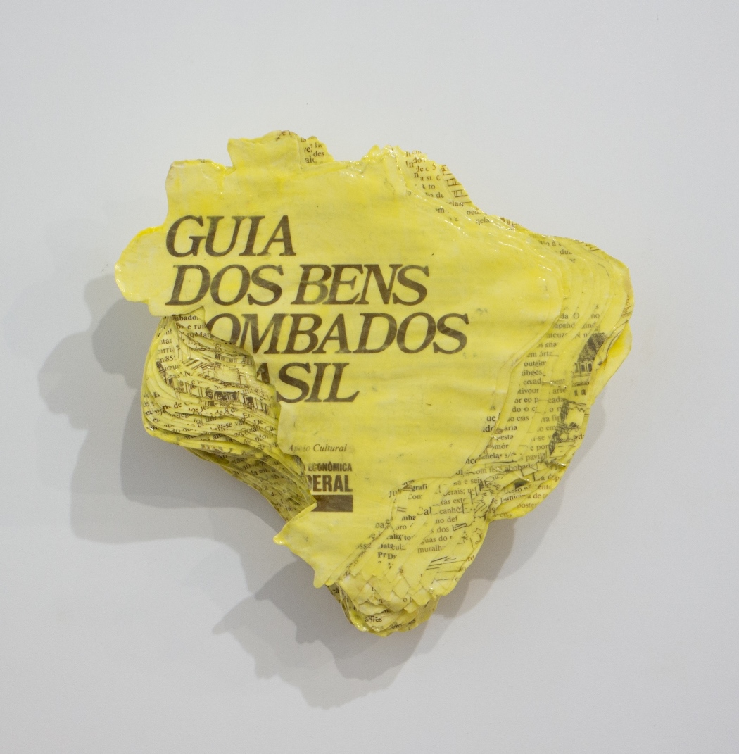 Guia dos Bens Tom_Ados do Brasil II, 2018. Objeto, mapa formado com recorte de 526 páginas de livro, 2 de 10, 20x20x3,5cm.