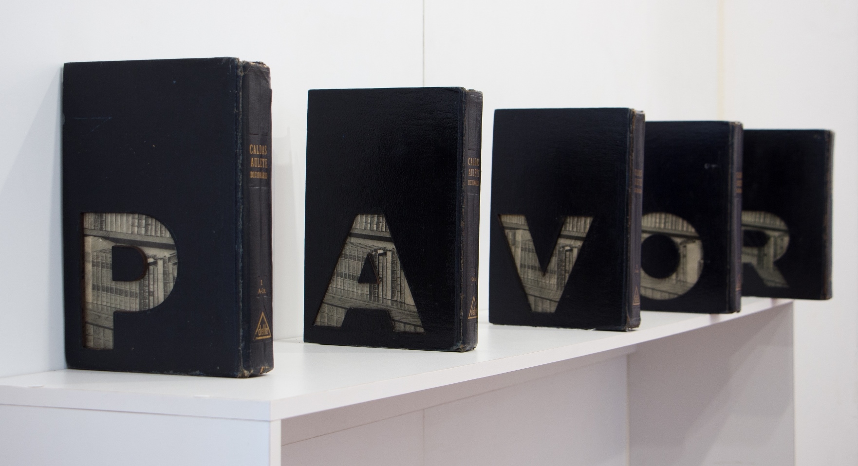 Pavor - Negros, 2019. Instalação, 5 livros colados e recortados com a palavra PAVOR/NEGRO, 30x250x30cm. 