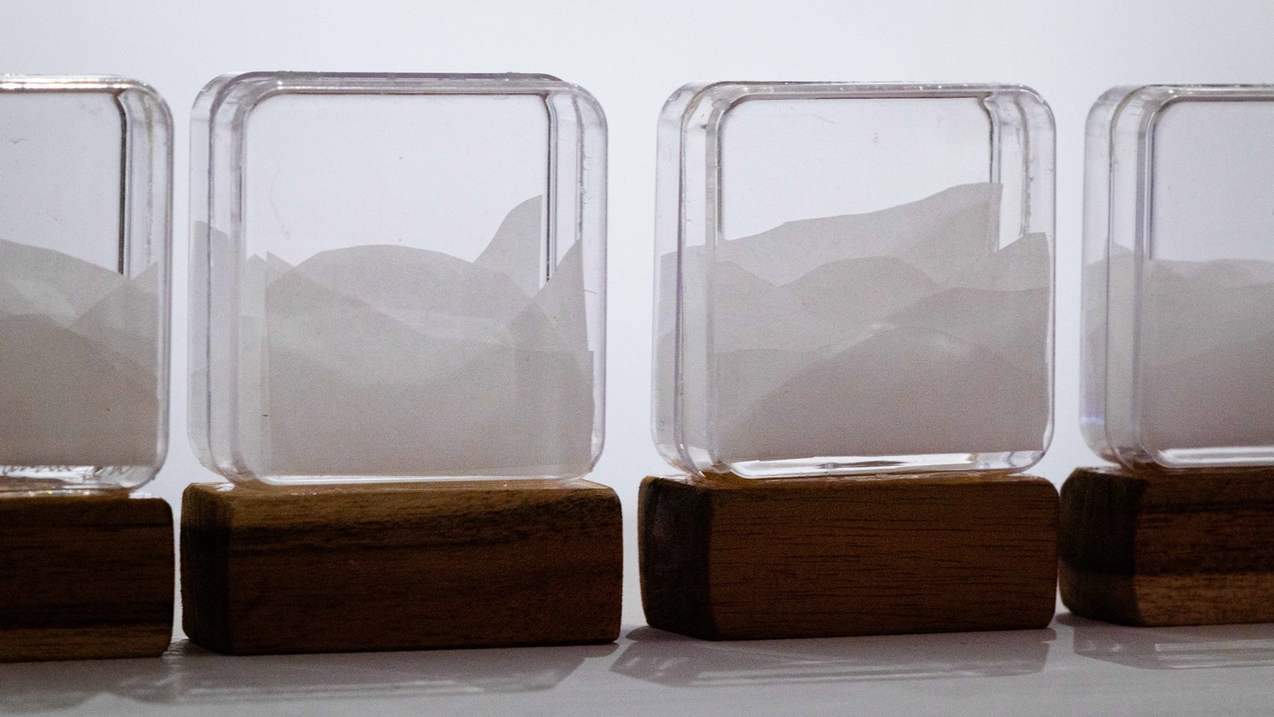 Série Micropaisagens, Micropaisagem Neblina (detalhes), Anna Moraes, 2020. Madeira, papel vegetal e acrílico, 7x5,5x2cm cada.