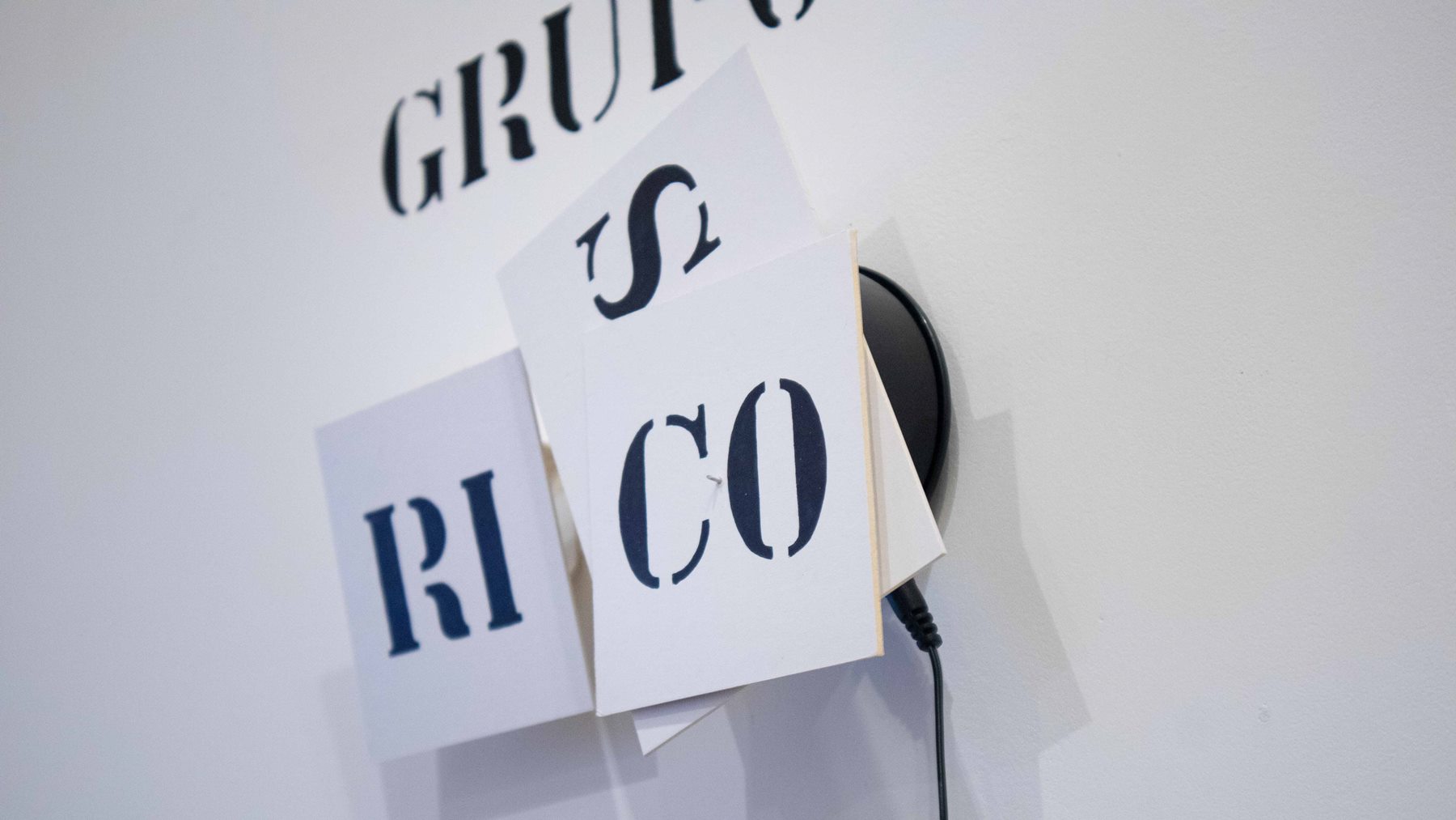 Grupo de Risco (detalhe), Jan M.O., 2020. Objeto, motor, escrita sob papel e parede, 33x30x7cm.