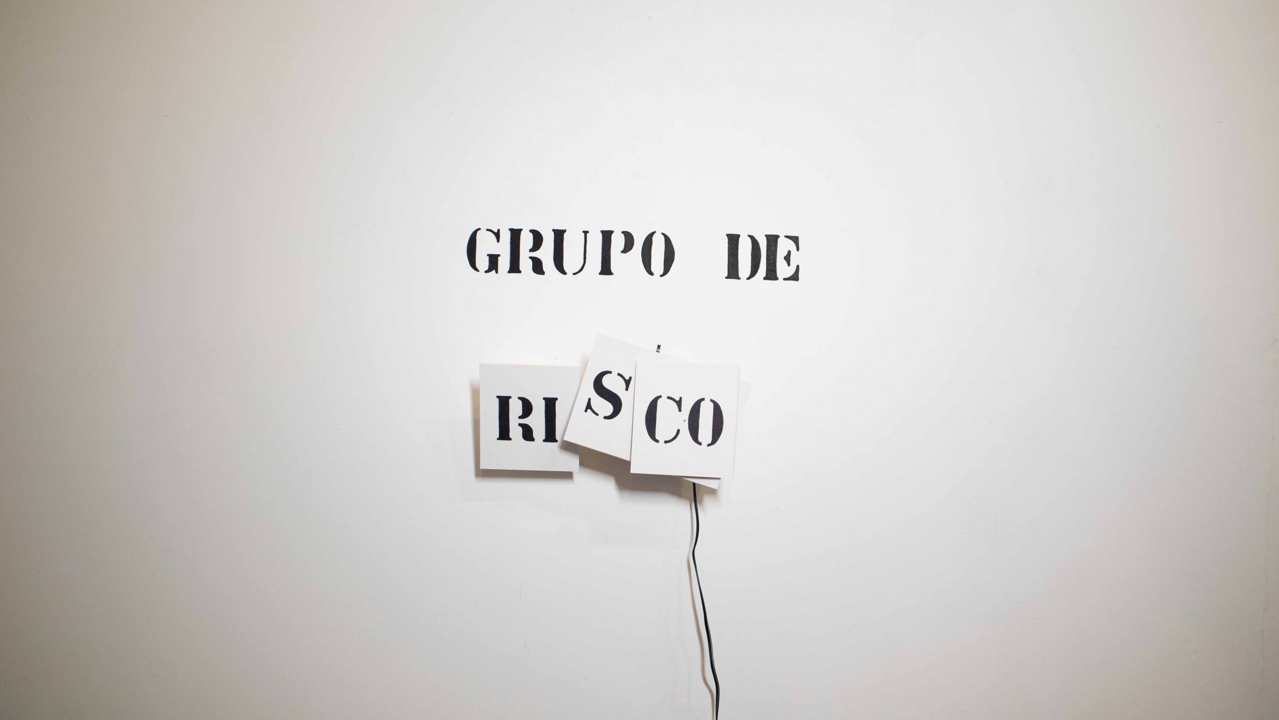 Grupo de Risco, Jan M.O., 2020. Objeto, motor, escrita sob papel e parede, 33x30x7cm.